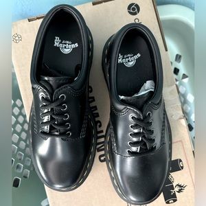 NEW , NEVER WORN Dr. Martens 8053 Leather platform shoes Air Wair